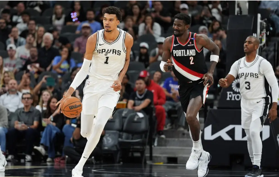 文班13中4&4断3帽 艾顿21+10 马刺替补合砍61分助队胜开拓者 文班13中4&4断3帽 艾顿21+10 马刺替补合砍61分助队胜开拓者