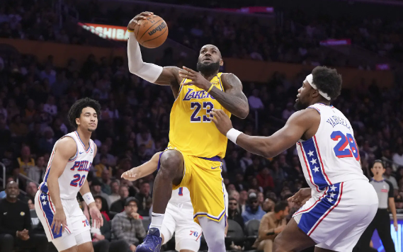 詹姆斯三双浓眉复出31+9 湖人116-106轻取残阵76人止连败 詹姆斯三双浓眉复出31+9 湖人116-106轻取残阵76人止连败