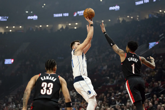 东契奇复出36+7+13 欧文克莱缺阵 西蒙斯27分 独行侠胜开拓者 东契奇复出36+7+13 欧文克莱缺阵 西蒙斯27分 独行侠胜开拓者