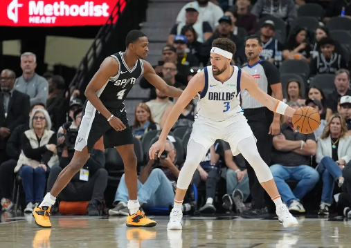 丁威迪28+7+6 巴恩斯29+8 独行侠8人出战4人20+胜马刺止5连败 丁威迪28+7+6 巴恩斯29+8 独行侠8人出战4人20+胜马刺止5连败