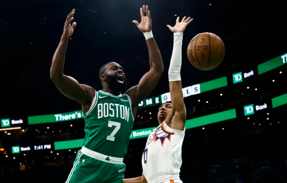 杰伦-布朗31+5 布克37+5+6 比尔复出7中0 绿军送太阳5连败 杰伦-布朗31+5 布克37+5+6 比尔复出7中0 绿军送太阳5连败