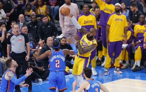 SGA42+6+6 詹姆斯28+7 东契奇23分遭逐 湖人末节崩盘不敌雷霆 SGA42+6+6 詹姆斯28+7 东契奇23分遭逐 湖人末节崩盘不敌雷霆