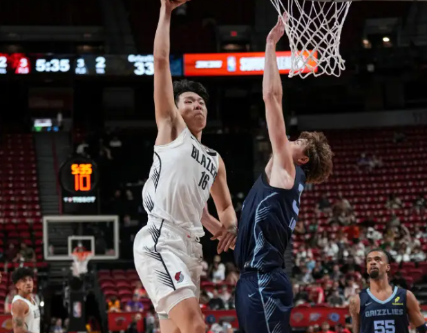 夏联-杨瀚森10+5+3+1帽 韦尔斯23+7 开拓者不敌灰熊 夏联-杨瀚森10+5+3+1帽 韦尔斯23+7 开拓者不敌灰熊